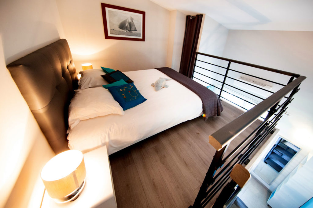 https://www.villaetoile-cannes.com/wp-content/uploads/2019/06/chambre-2-mer-1024x683.jpg